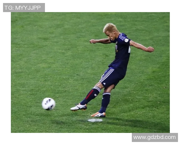 足球明星在绿茵场上挥洒汗水与激情配上动感BGM的完美瞬间